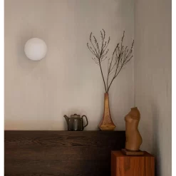 TR Bulb Plafondlamp/Væglampe Brushed Brass Matt Opal - Menu - Koop Online -Verlichting Opslag 5709262036738 5